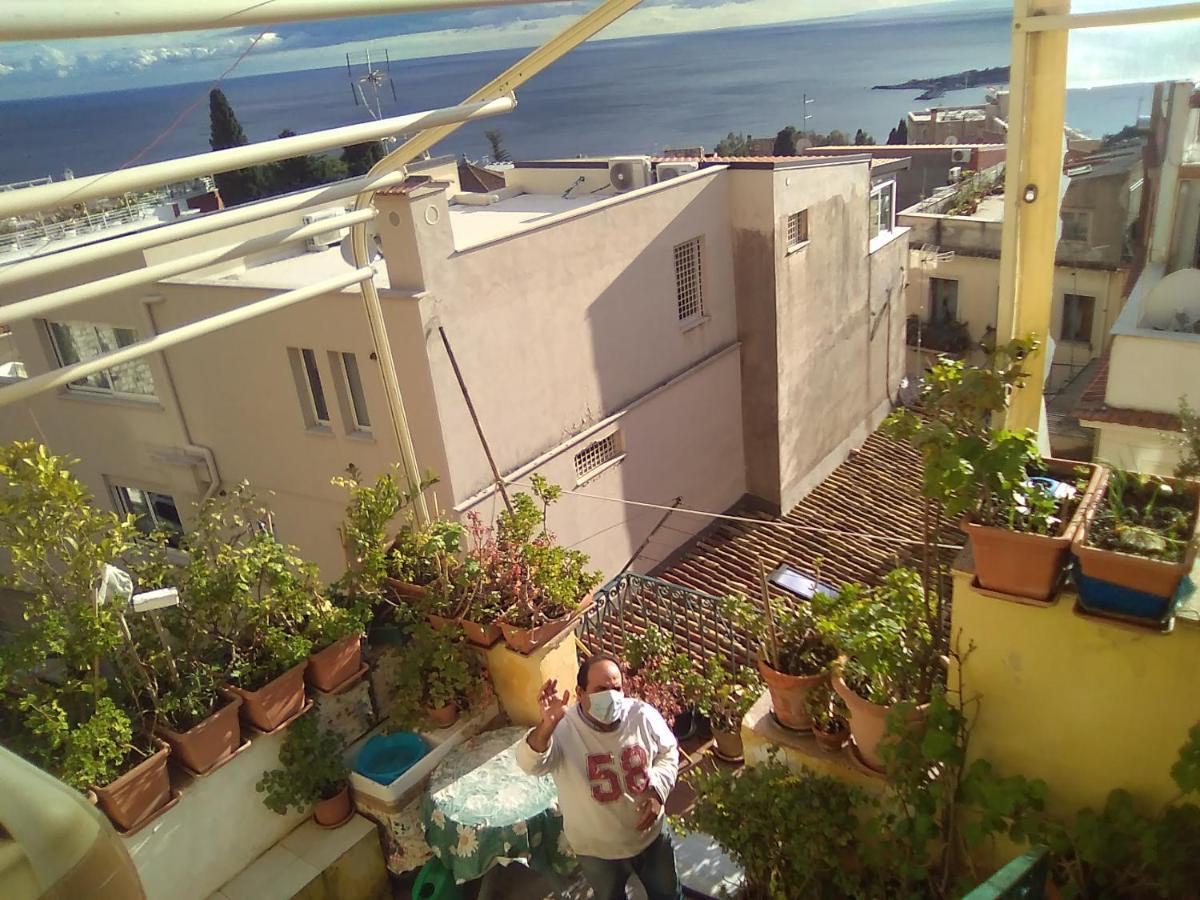 Room In Guest Room - Single Room With Shared Bathroom Taormina Eksteriør bilde