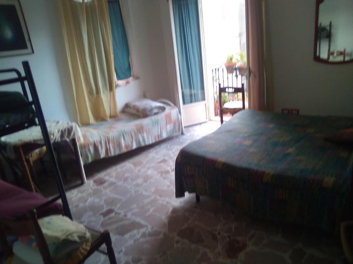 Room In Guest Room - Single Room With Shared Bathroom Taormina Eksteriør bilde